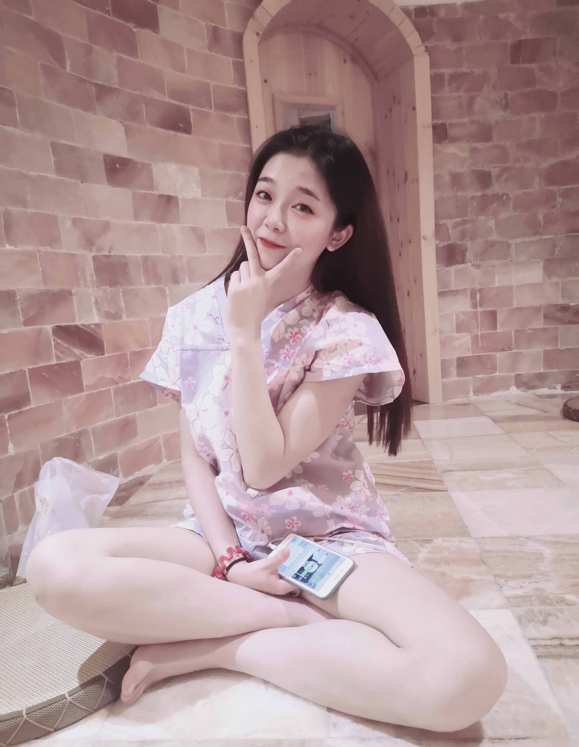 在汗蒸房鹽蒸前要清潔身體，鹽蒸后8小時內(nèi)不要洗澡